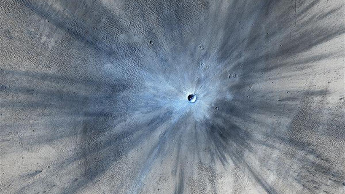 Un cráter de impacto en Marte se ve en una imagen tomada por el Mars Reconnaissance Orbiter de la NASA