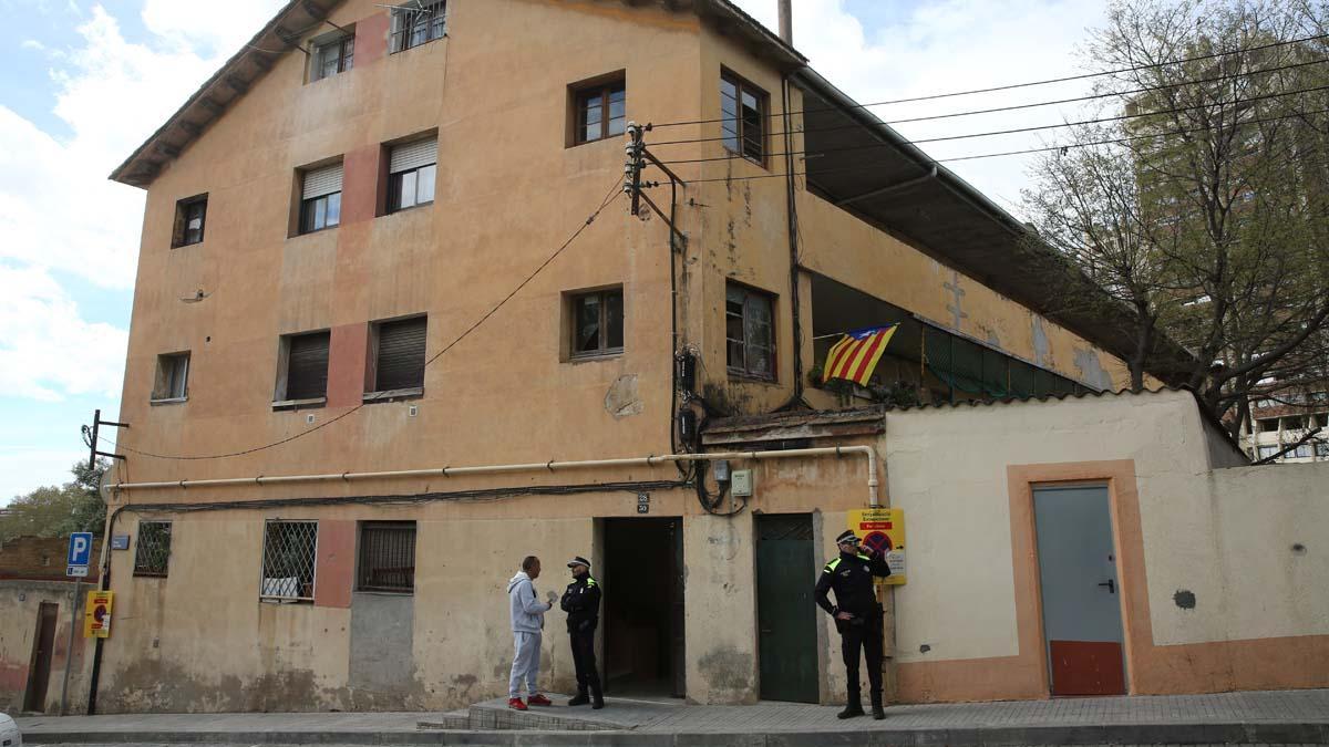 Edificio El Barco de Esplugues, desalojado el lunes por riesgo de derrumbe y en el que actualmente cinco vecinos se niegan a salir.