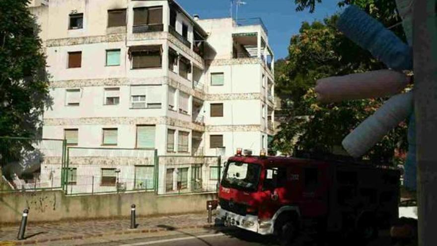 La vivienda incendiada, vista desde la calle de atrás.