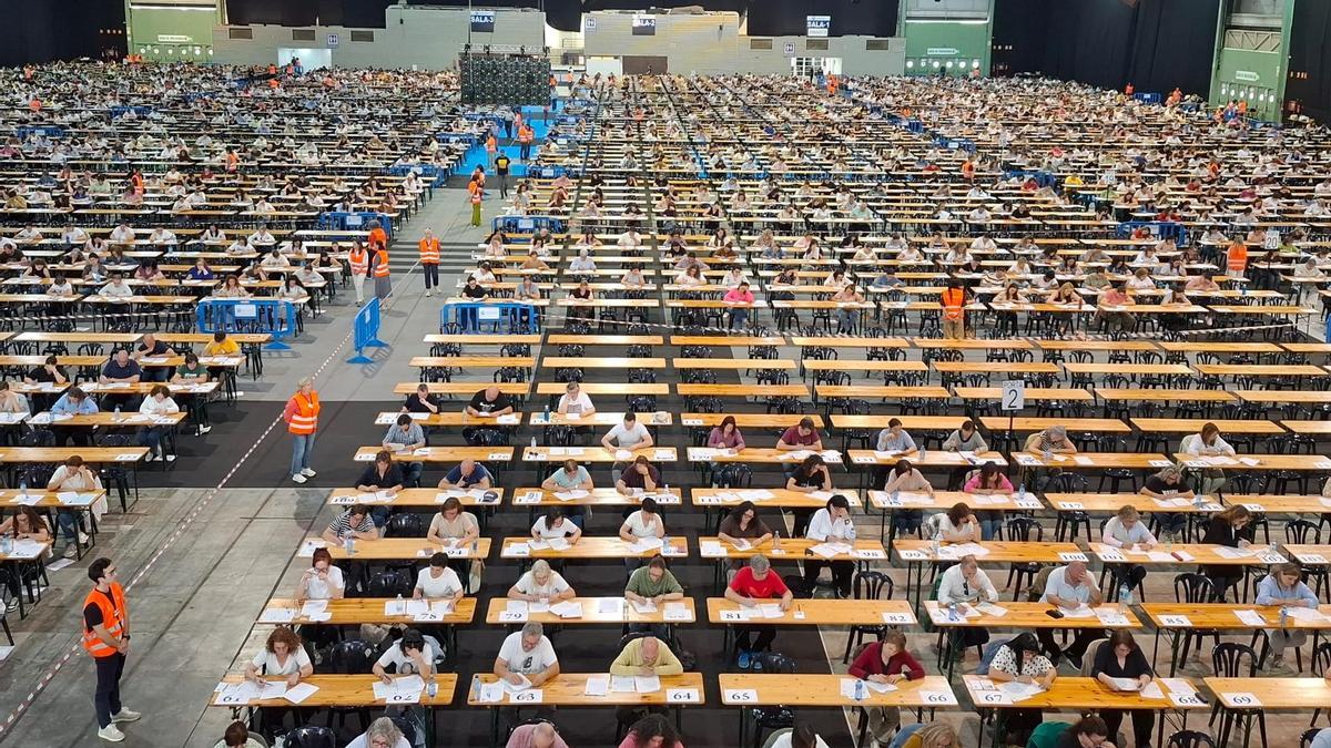 Los aspirantes realizan el examen en el Recinto Feiral de Silleda