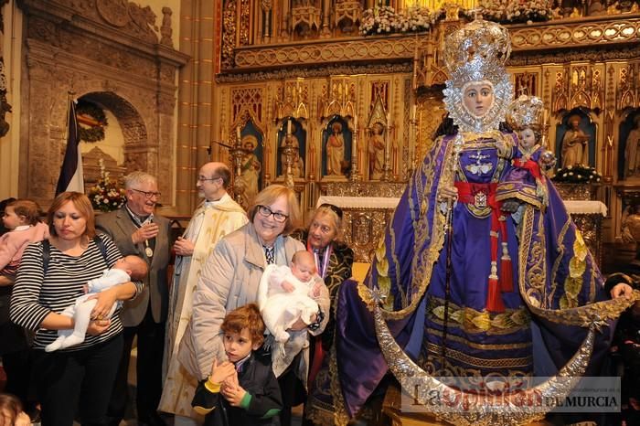 Los niños pasan por el manto de la Fuensanta