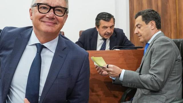El vicepresident segon Manuel Gavira i el president andalús, Juanma Moreno Bonilla. | MARÍA JOSÉ LÓPEZ / EUROPA PRESS
