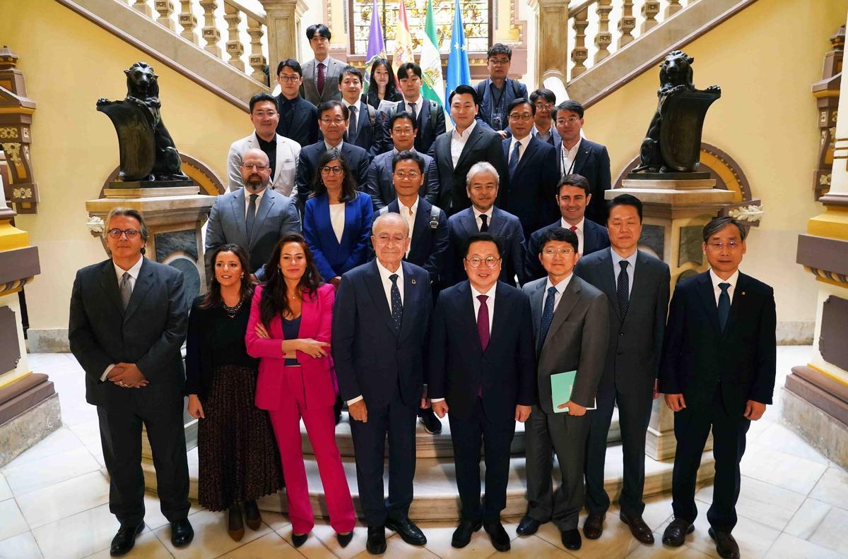 El alcalde de Málaga, Francisco de la Torre, y el alcalde de la ciudad metropolitana de Daejeon (Corea del Sur), Jang Woo Lee, mantienen un encuentro institucional e informan de alianzas entre ambas ciudades, junto a las concejalas delegadas de Innovación, Alicia Izquierdo, y de Acción Exterior, Mar Torres.