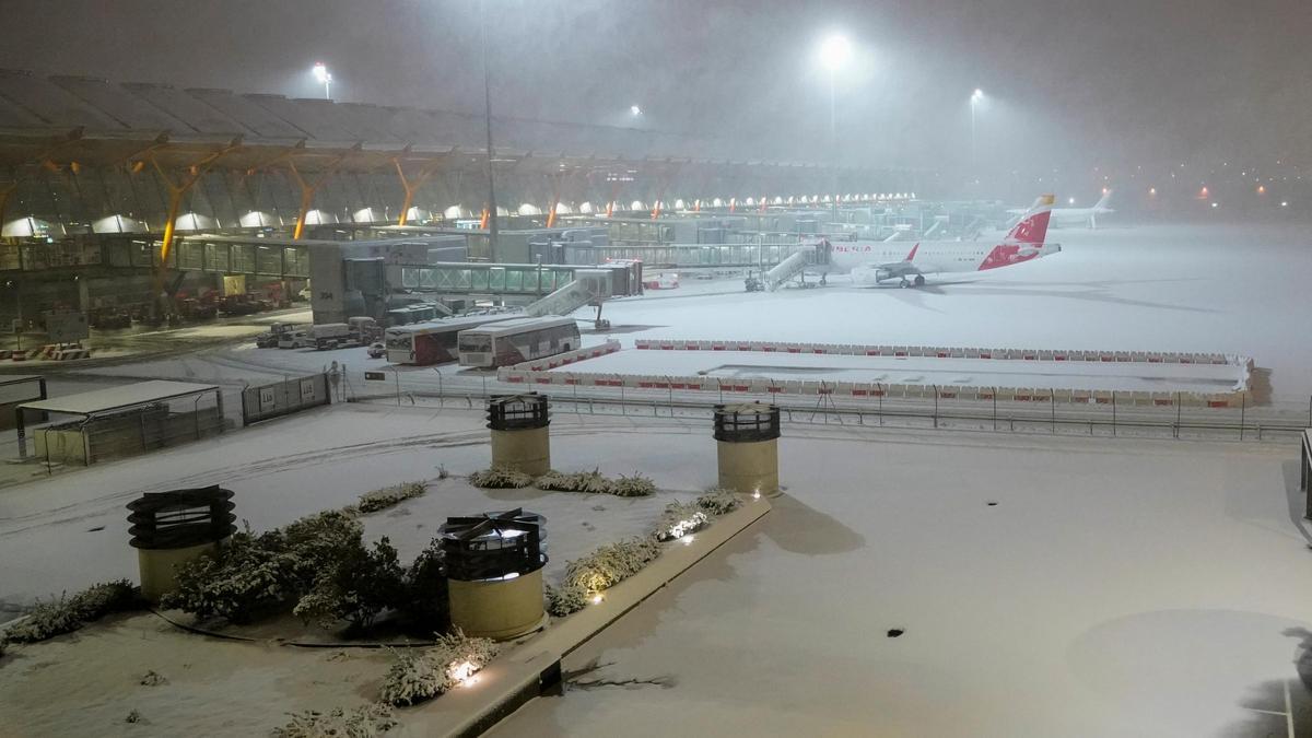 El aeropuerto de Barajas, cubierto de nieve