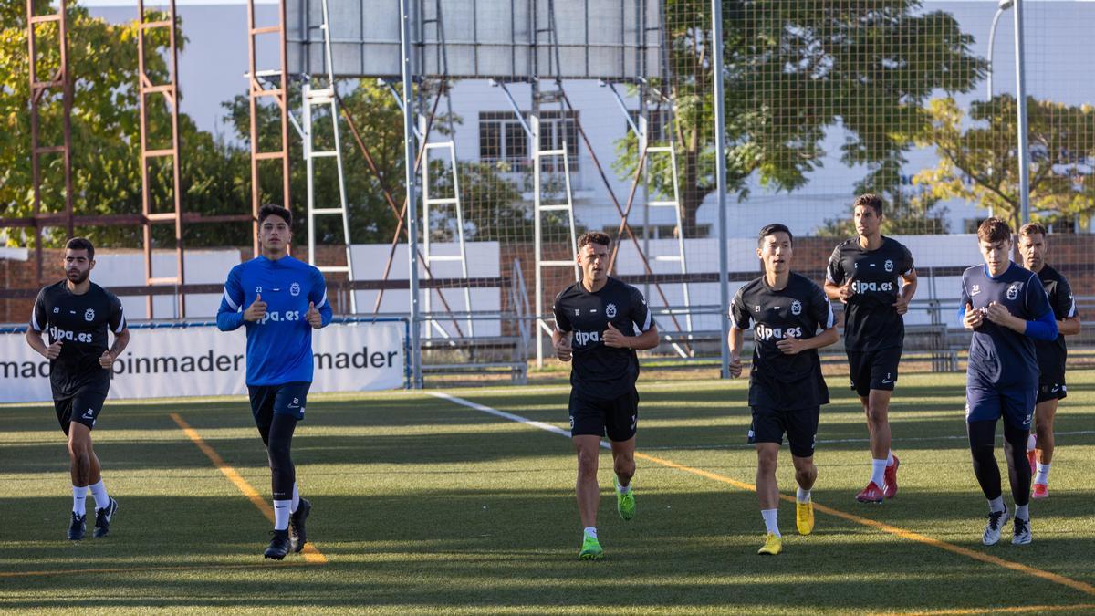 Jugadores de Montijo durante un entrenamiento.