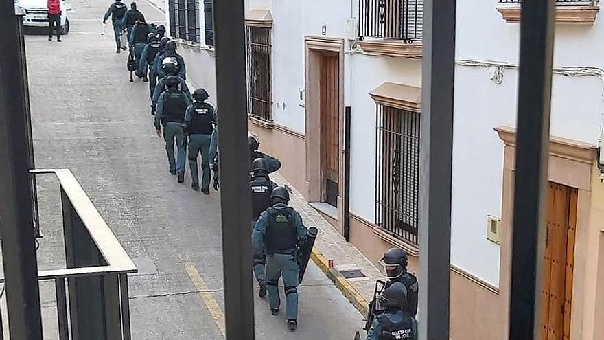 Los agentes, durante el dispositivo de la Guardia Civil.