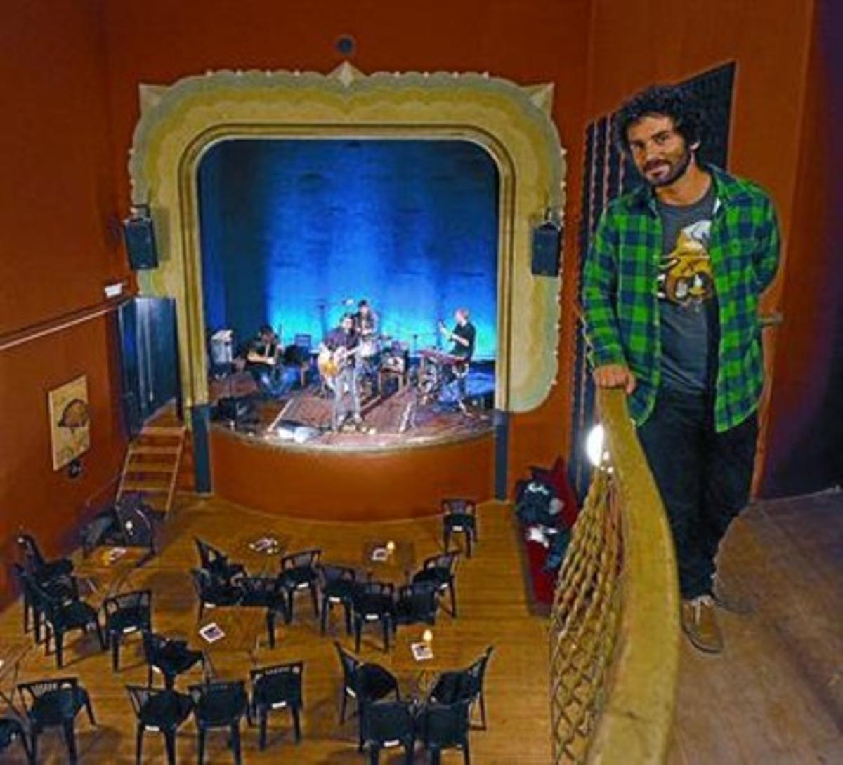 Joan Pons, més conegut com ’el Petit de Cal Eril’, en el seu renascut i autogestionat teatre de Guissona. Joan Pons, més conegut com ’el Petit de Cal Eril’, en el seu renascut i autogestionat teatre de Guissona.