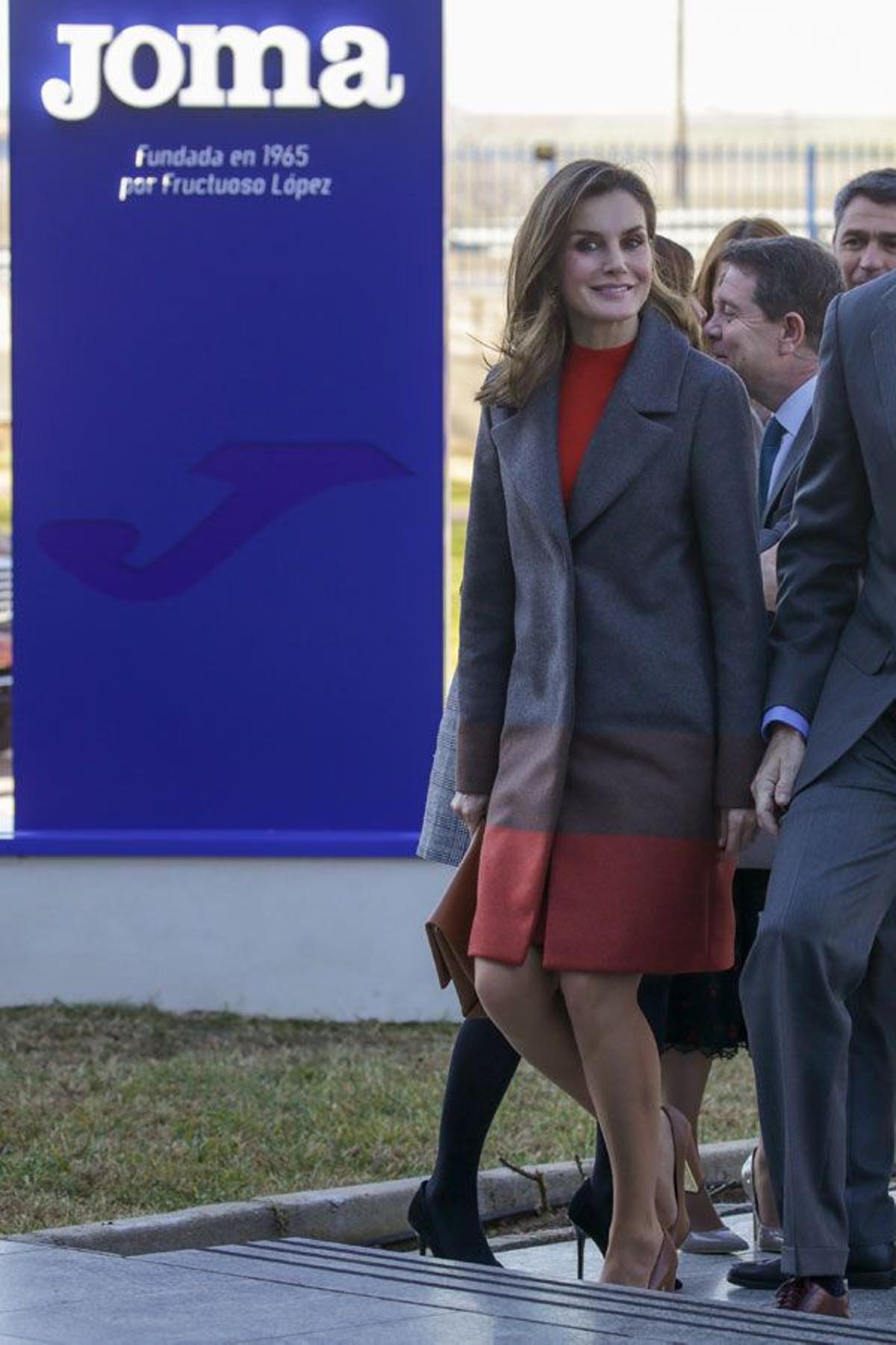 Letizia Ortiz con abrigo tricolor de Hugo Boss, jersey naranja y zapatos marrones de Uterqüe