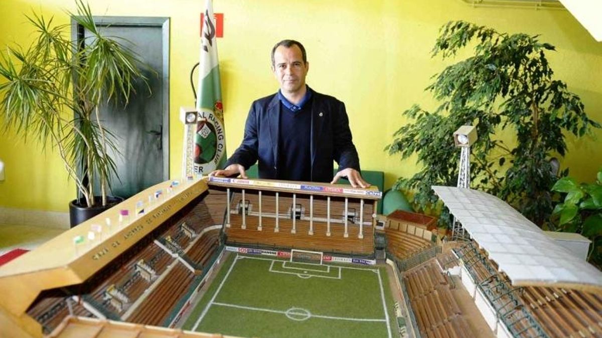 Álvaro Cervera, junto a una maqueta de El Sardinero.