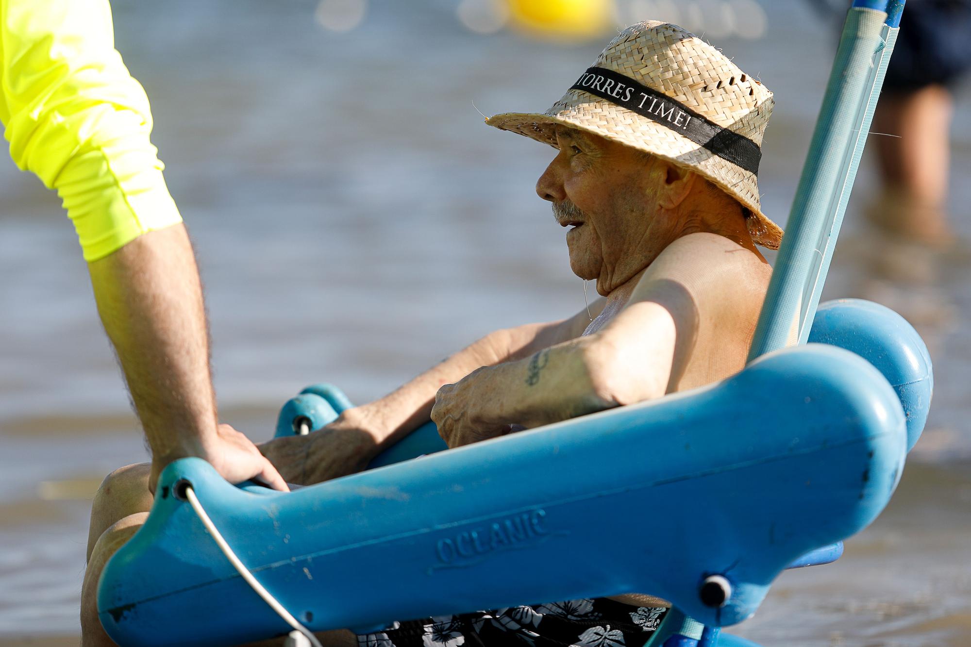 Los mayores de Ibiza disfrutan con los pies en el agua