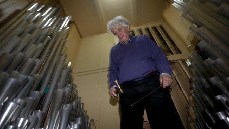 El maestro organero Federico Acitores inspecciona el órgano de la iglesia de Santo Tomás de Cantorbery.