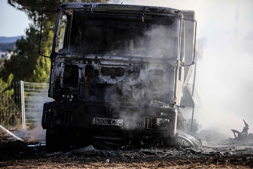 Incendio de un camión en Ibiza