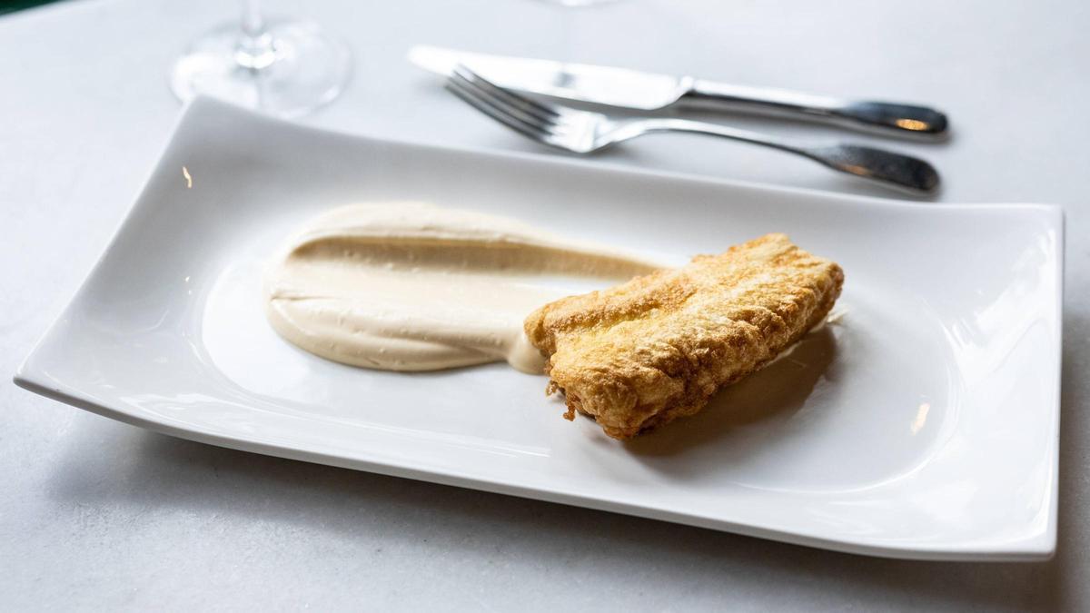 La merluza rebozada y con mayonesa del restaurante La Venta.