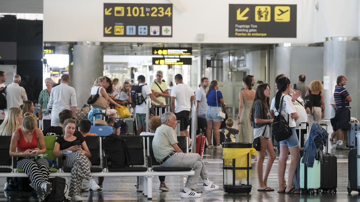 Pasajeros en uno de los aeropuertos de Canarias.ñ