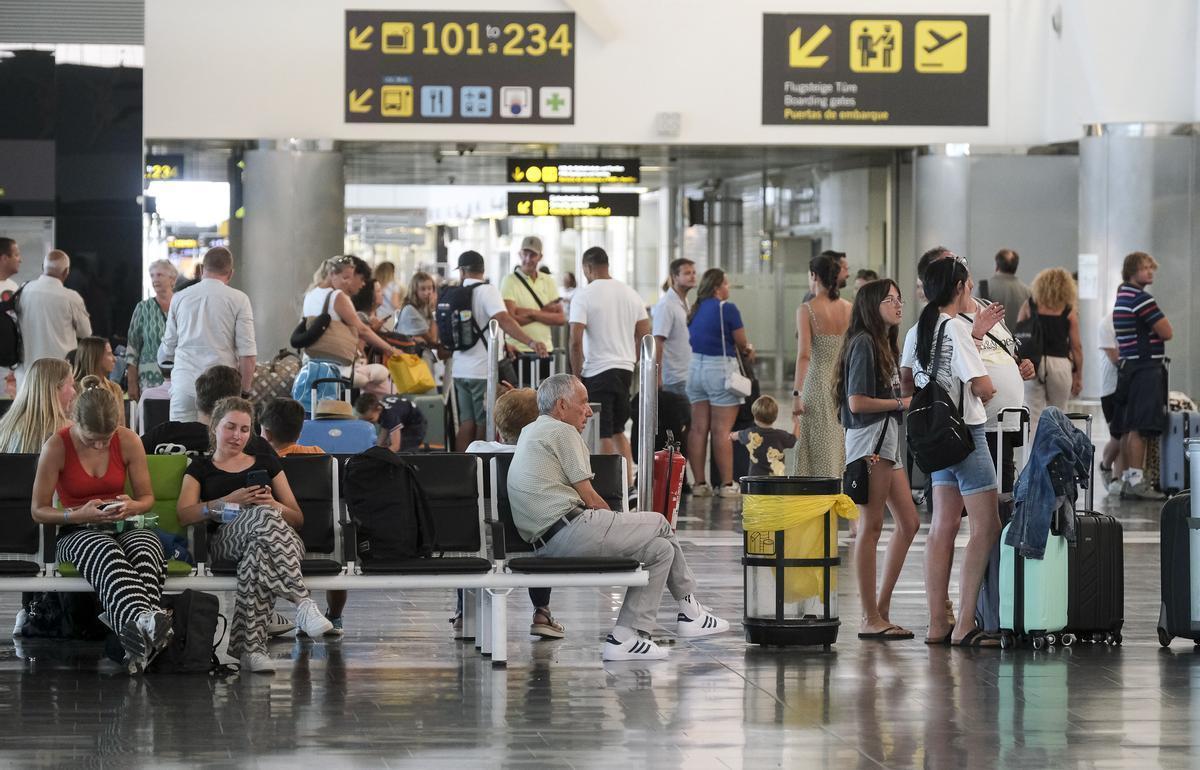Pasajeros en uno de los aeropuertos de Canarias