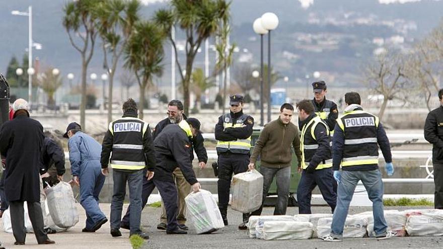 Agentes del Grupo de Respuesta Especial contra el Crimen Organizado de la Policía Nacional (GRECO) desembarcaron esta mañana en el muelle de trasatlánticos del puerto de A Coruña los 122 fardos de cocaína, de unos 4.000 kilos de peso, recuperados en la Costa da Morte mientras estaban siendo descargados en una cala próxima a Muxía.