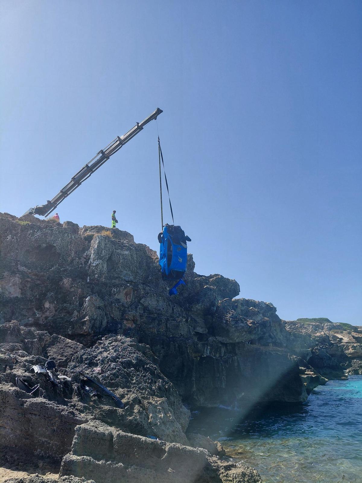 Sacan del mar el coche que cayó en Son Verí