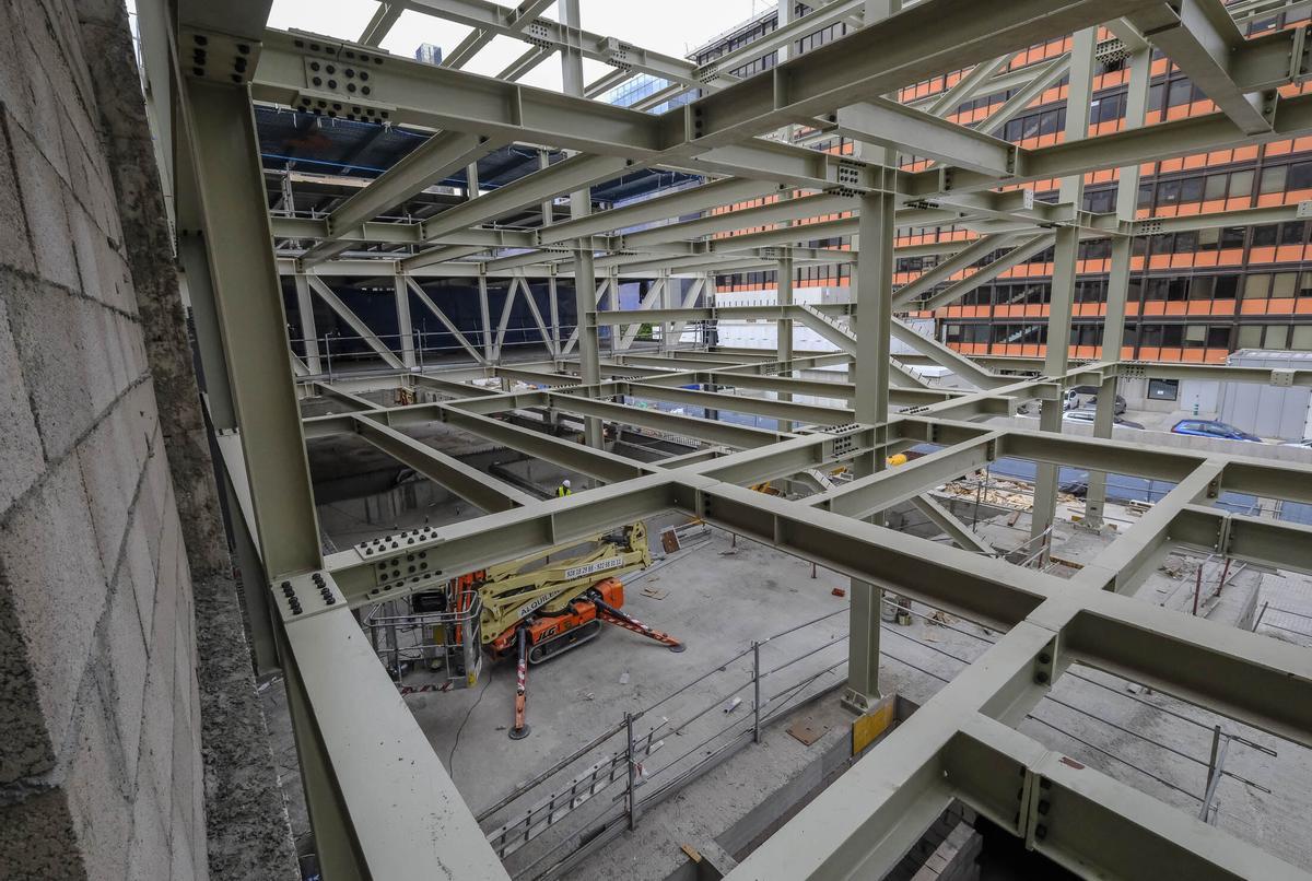 Estructura del nuevo edificio que albergará la piscina en la cota cero y el gimnasio y las salas polivalentes en el segundo y tercer piso.