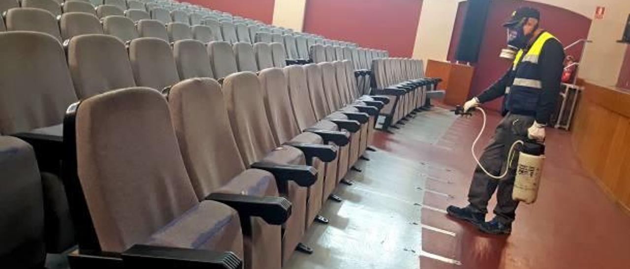 Oliva fumiga el Teatre Olímpia ante la alarma por una posible plaga de pulgas