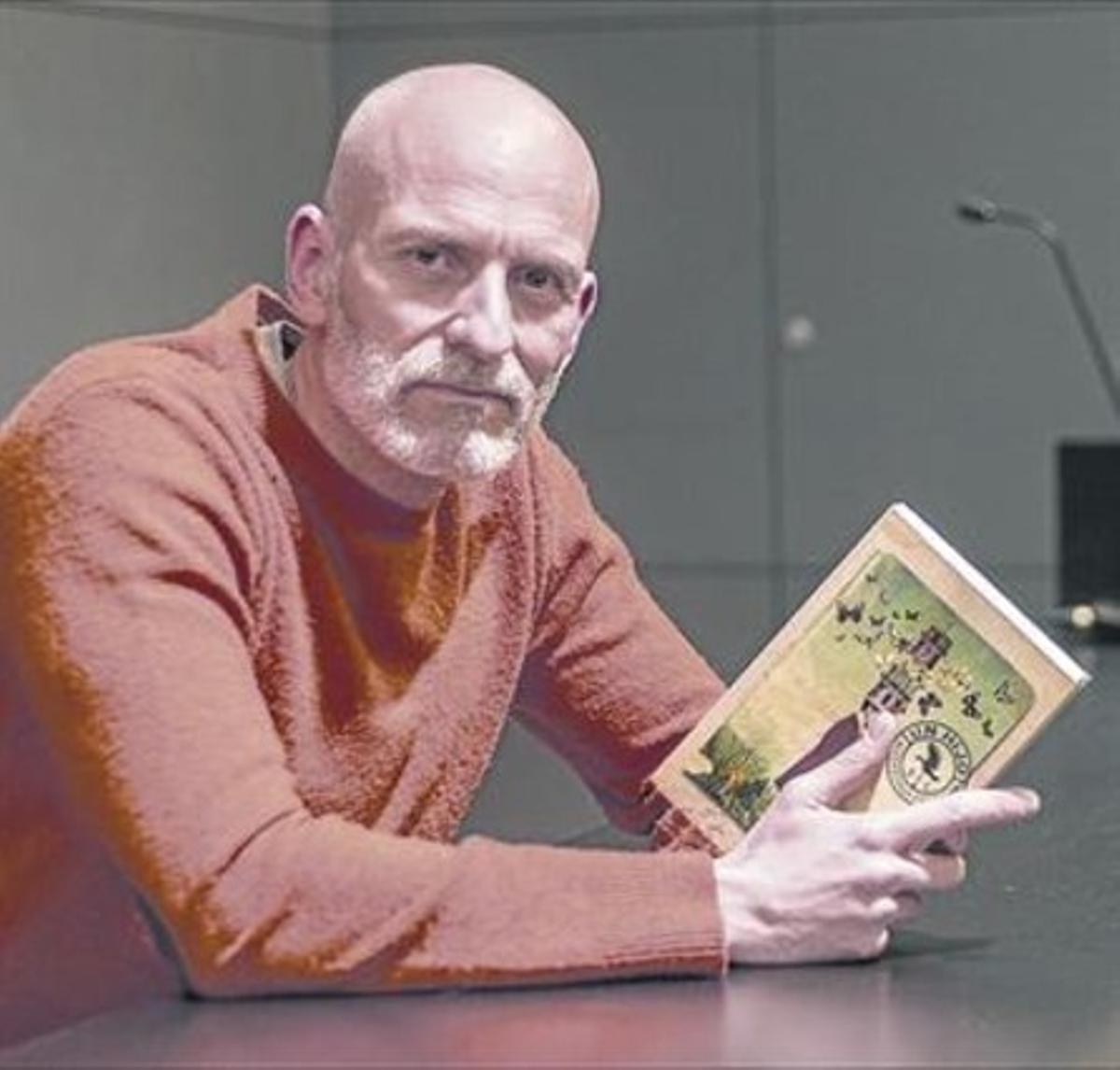 Alejandro Palomas 8 L’escriptor, amb el seu últim llibre a les mans.