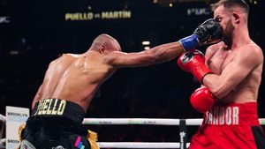 El boxeador español Sandor Martín (d) y el dominicano Alberto Puello (i) durante el combate celebrado, este sábado, en el Barclays Center en Nueva York.