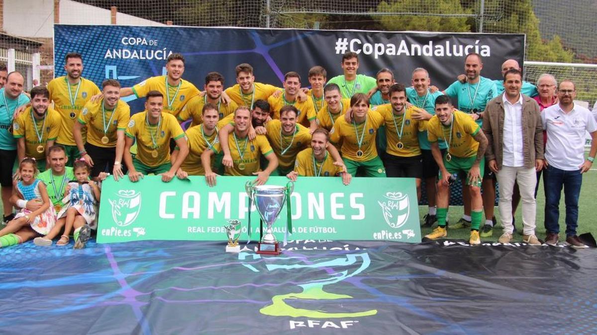 El Montilla CF celebra su victoria en la final de la Copa de Andalucía.