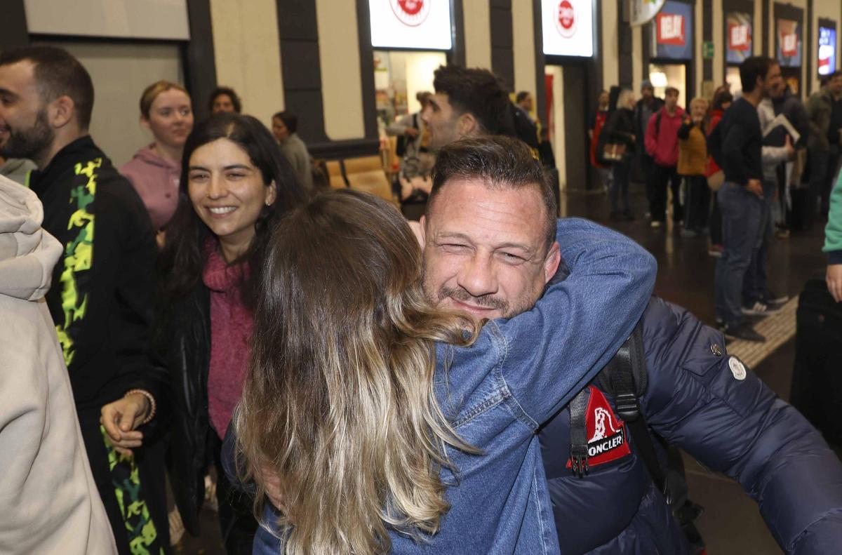 Recibimiento en la estación de tren de Alicante al equipo de Ilia Topuria, campeón de la UFC.