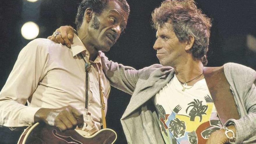 Chuck Berry y Keith Richards, durante el rodaje del documental &quot;Hail! Hail! Rock&#039;n&#039;Roll&quot;.