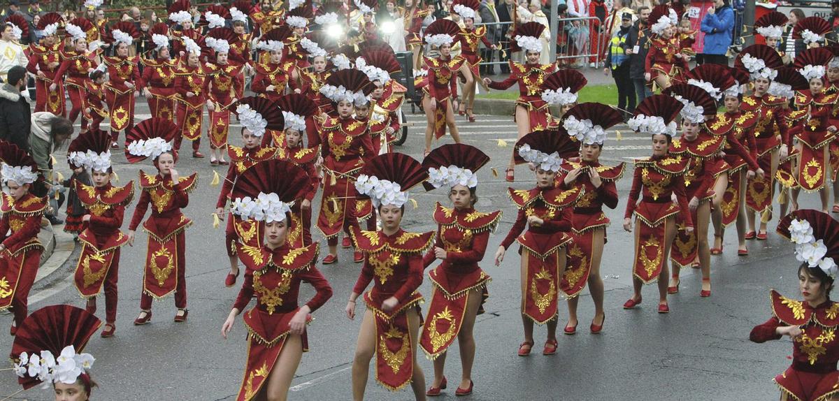 Una de las comparsas más numerosas, ayer, durante su participación en el desfile. | IIÑAKI OSORIO
