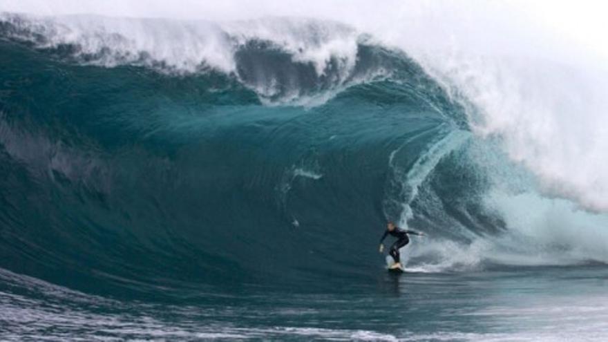 Surfistas de todo el mundo se enfrentan a olas de 10 metros
