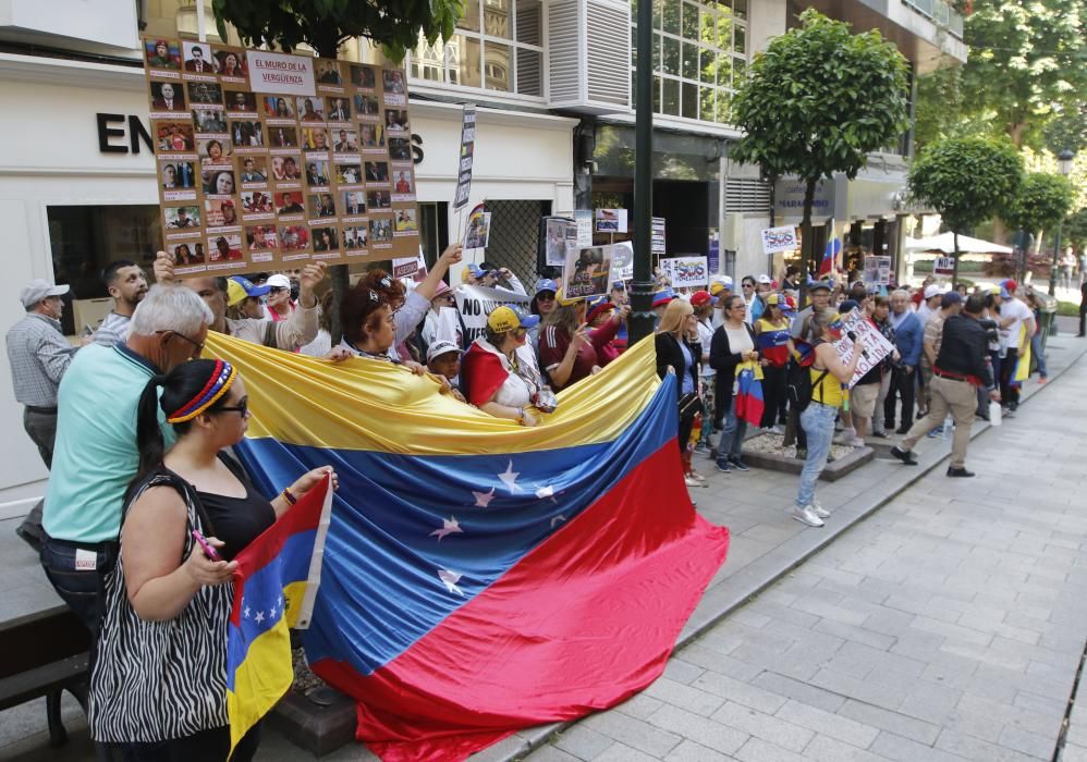 "Venezuela está luchando por su libertad" ha sido una de las consignas que se han leído esta mañana por los pensionistas venezolanos en Vigo.