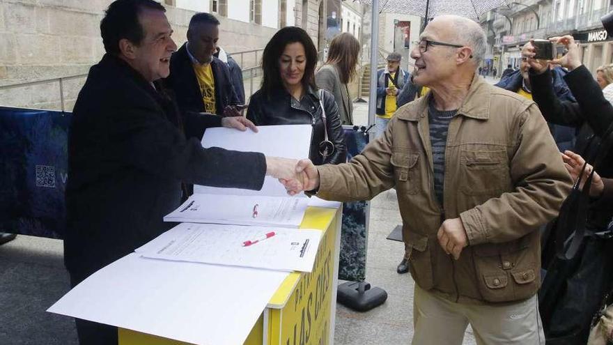 El alcalde saluda a los primeros vigueses que acudieron a firmar a la carpa de Príncipe. // Fotos: Alba Villar