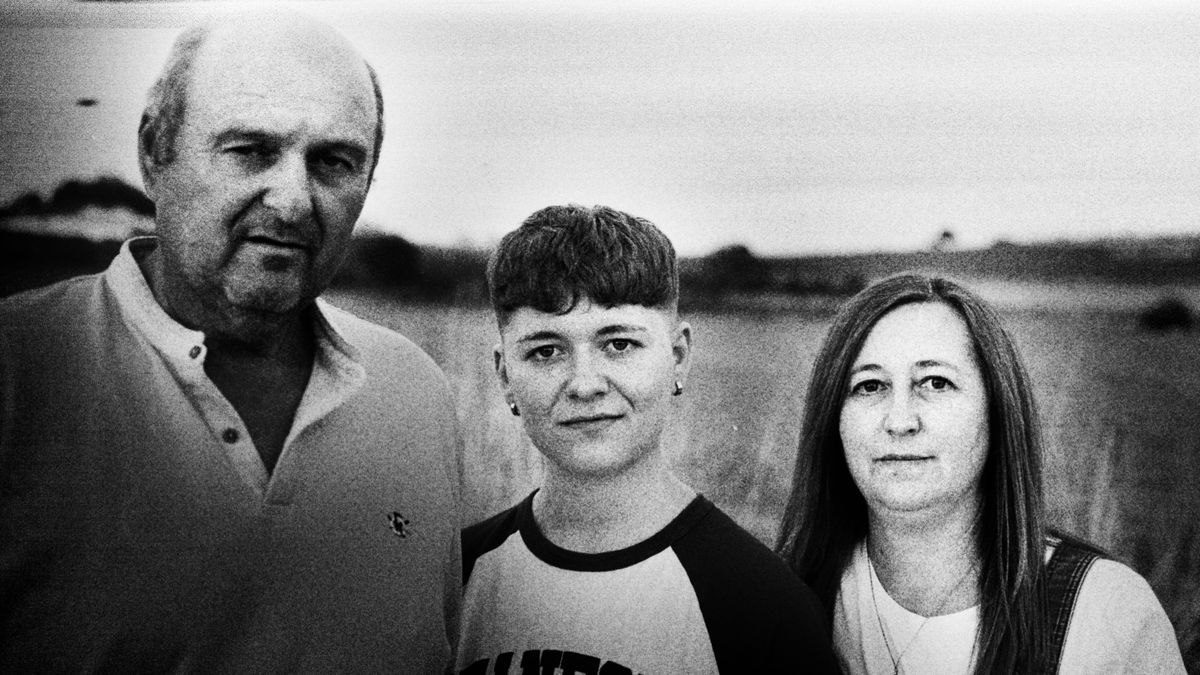 Víctor, junto a sus padres, Francisco y Raquel. JOSÉ JUAN LUQUE