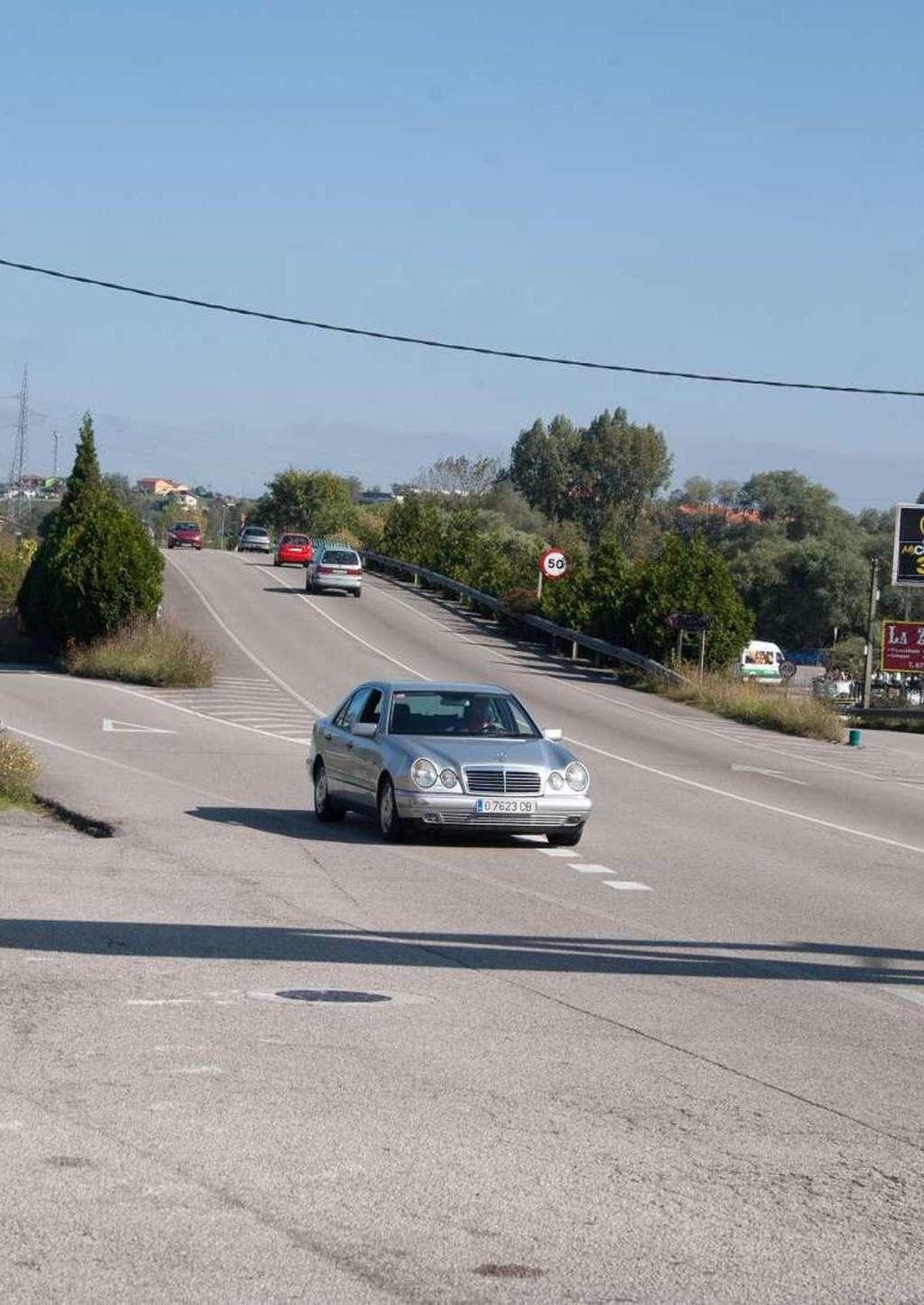 Densidad de tráfico ayer en la AS-266, a la altura del paso elevado sobre la AS-17.