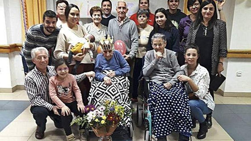 Familiares de la abuela de la provincia, Vicenta Prieto Santos, de Santa Croya de Tera, en el homenaje.