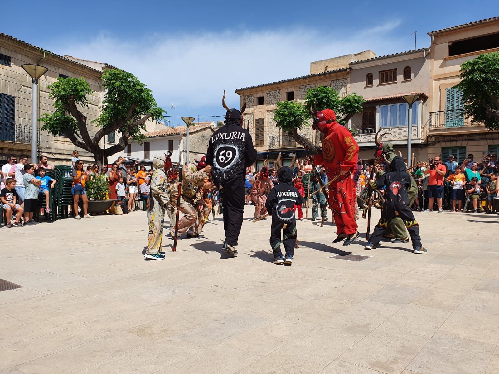 Tributo a Carles Costa en Sant Joan con una ‘trobada de dimonis’