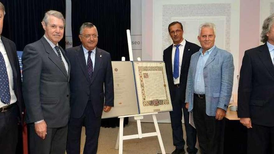 Dionisio Redondo, Cristóbal Colón de Carvajal, Ernesto Pedrosa, Ángel Rodal, Luciano Sobral y Eduardo Esteban, durante la presentación de la Carta del Descubridor. // G. Santos