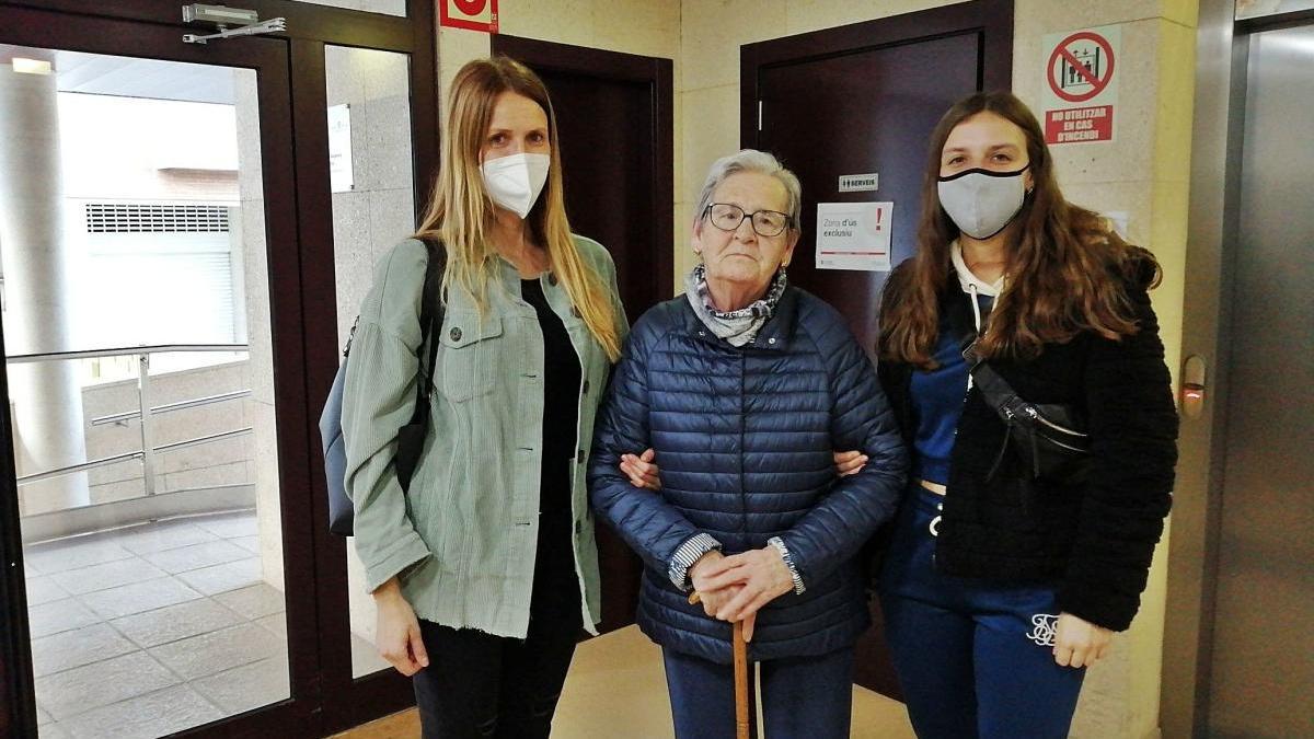 Ana Cobos, amb les seves netes Maria i Katia Algarra, a la residència l&#039;Atzavara de Sant Joan posant-se a punt per sortir a passejar