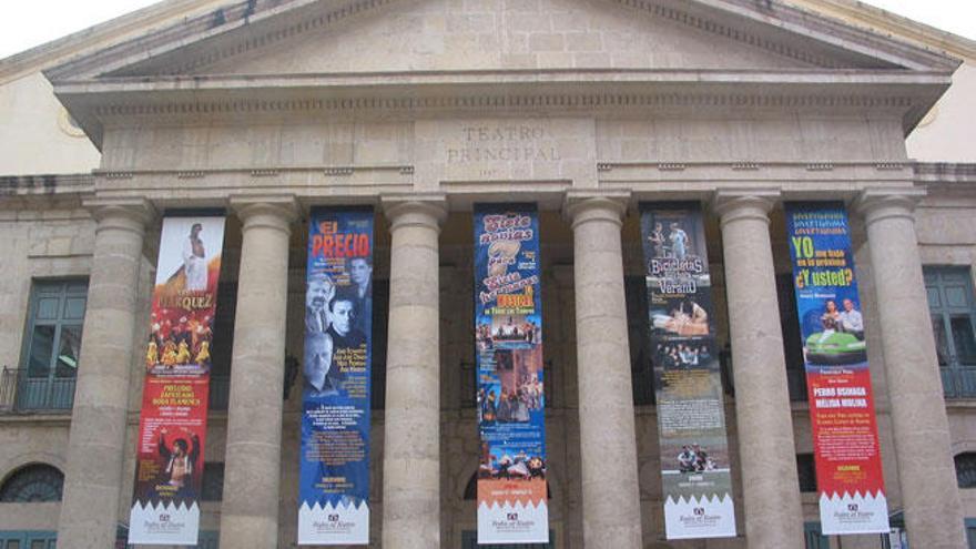 Eliminan las banderolas de la puerta del Teatro Principal