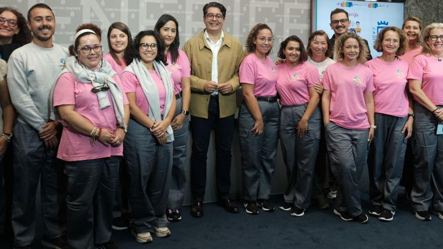 The island president receives the students of the 'Zarandéate Isora' program. The island president receives the students of the 'Zarandéate Isora' program.