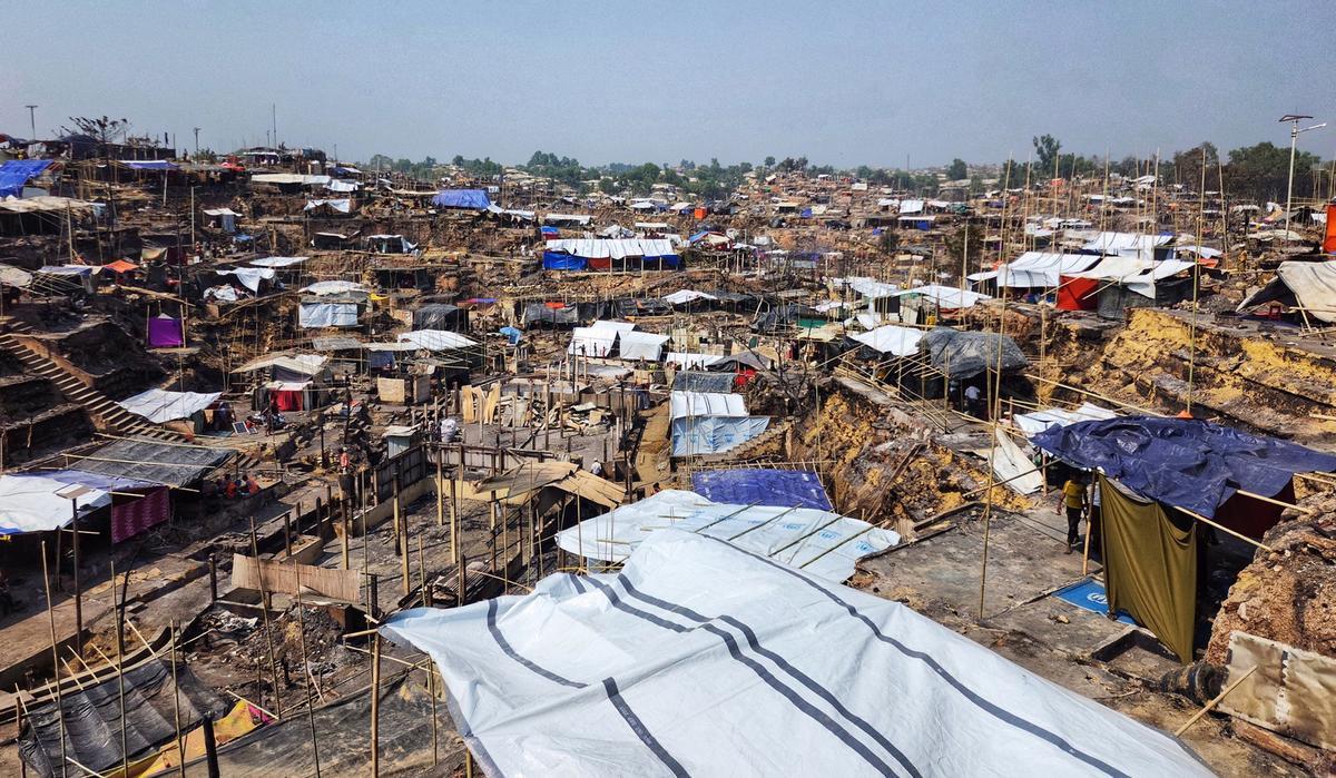 Un gran incendio en un campo de refugiados rohingya en el sureste de Bangladesh el domingo quemó 2.000 refugios, dejando a unas 12.000 personas sin hogar