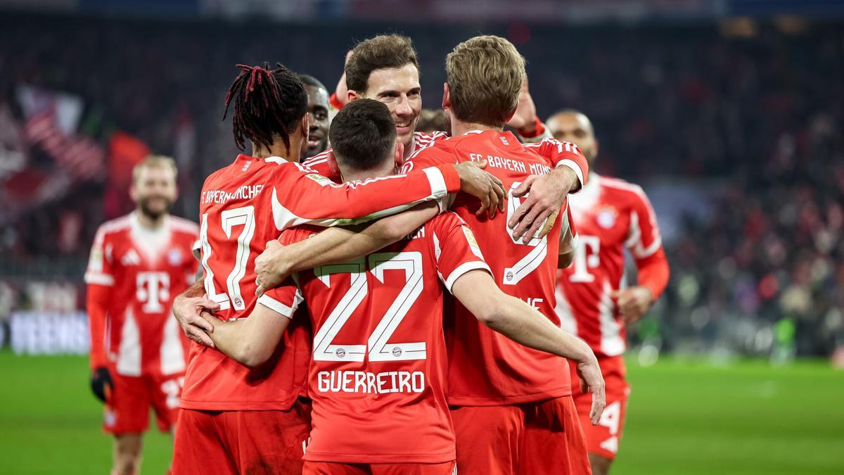 Raphael Guerreiro celebra su gol con el Bayern de Múnich