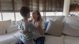 La madre de un niño con autismo severo: "Ni por orden de un juez la conselleria le paga a mi hijo lo que le debe"