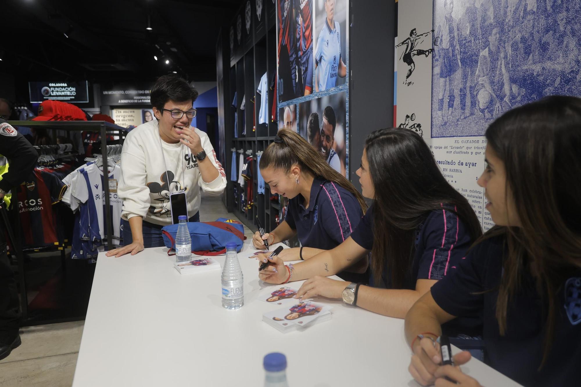 Meet&Greet con las futbolistas Alba Redondo, María Méndez y Silvia Lloris con aficionados