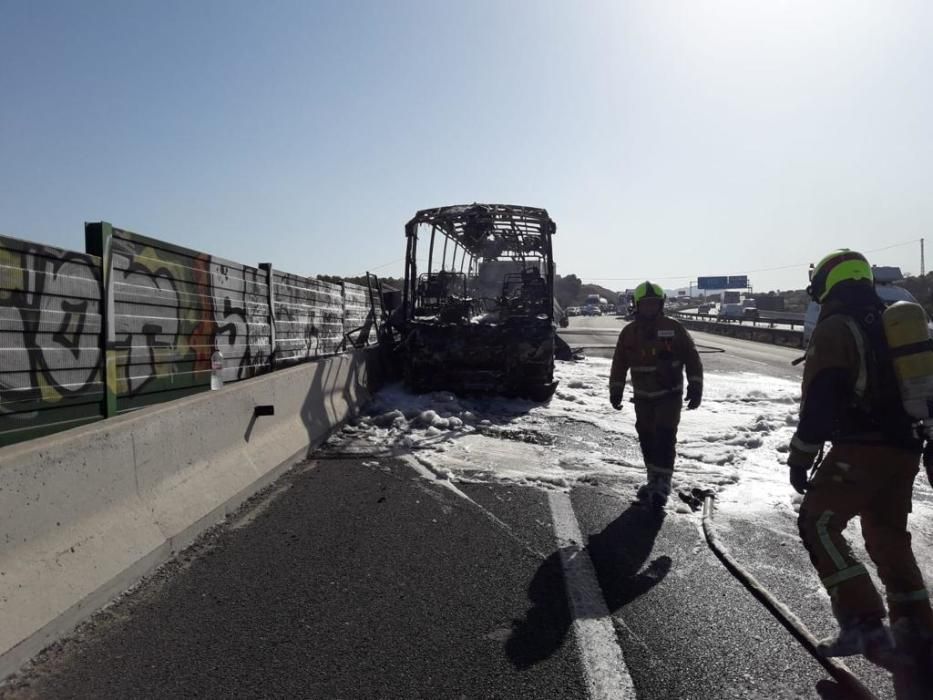 Incendio de un autobús con pasajeros en Elche