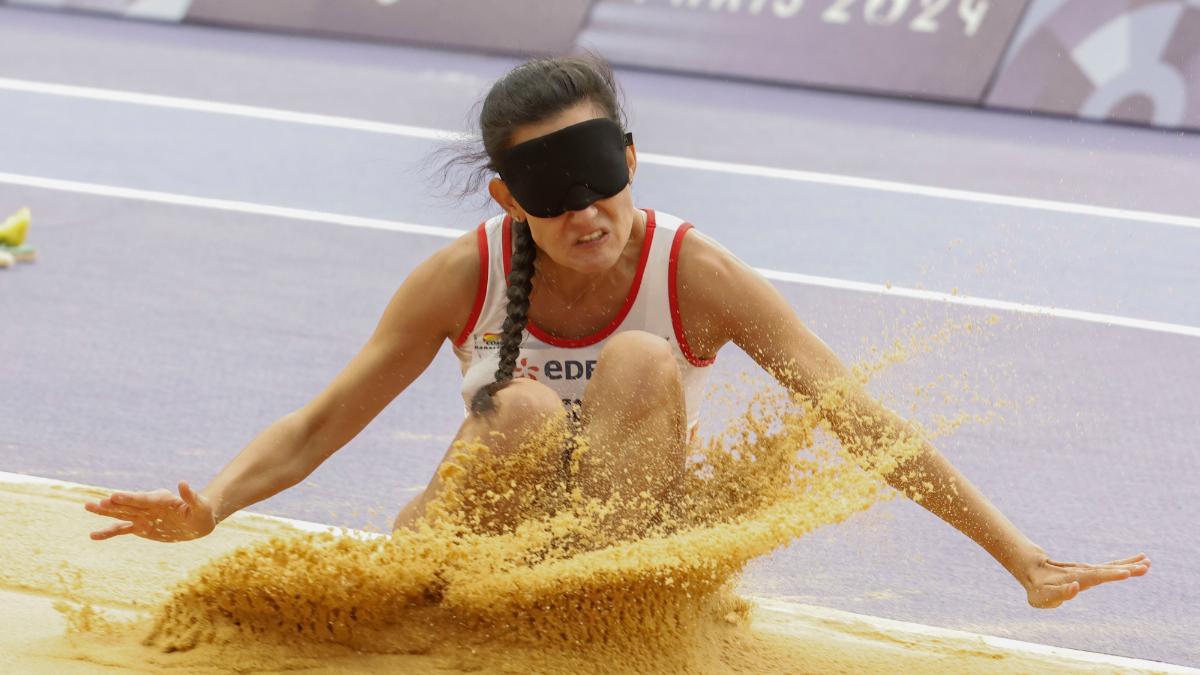 La atleta española Alba García en acción durante la final de salto de longitud de los Juegos Paralímpicos París 2024, este viernes en la capital francesa