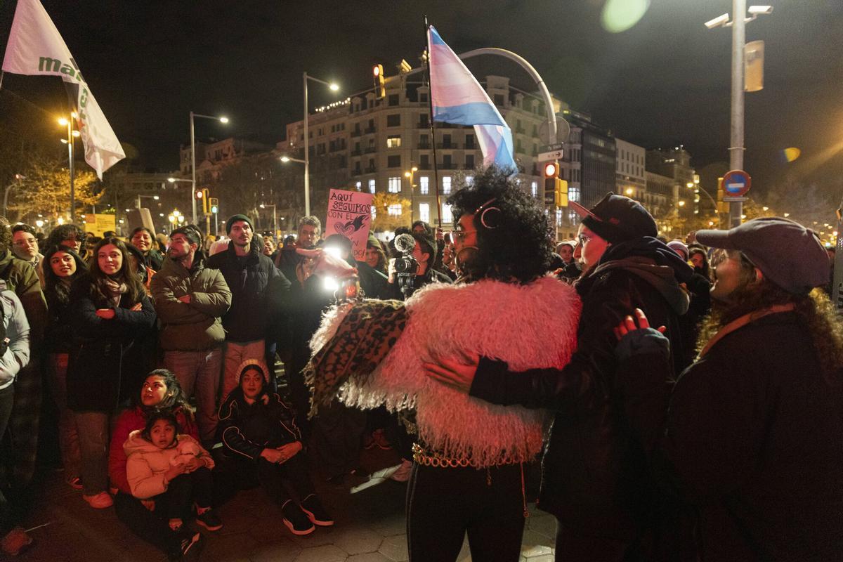 Manifestación frente al Consulado de Argentina en Barcelona contra Milei por dichos anti LGTB+ en Davos
