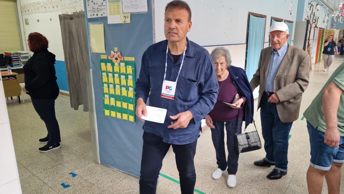 Francisco Iglesias (PG), acompañando as sus padres en el colegio electoral.
