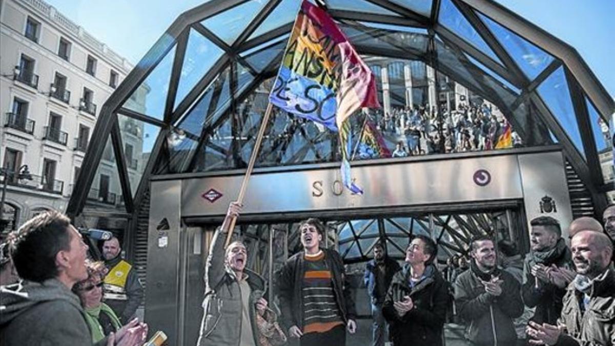 Protesta convocada por el colectivo de gais y lesbianas ante la estación de metro de Sol, el domingo.