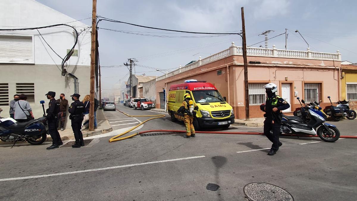 Dos intoxicados en el incendio de un almacén eléctrico en Alicante